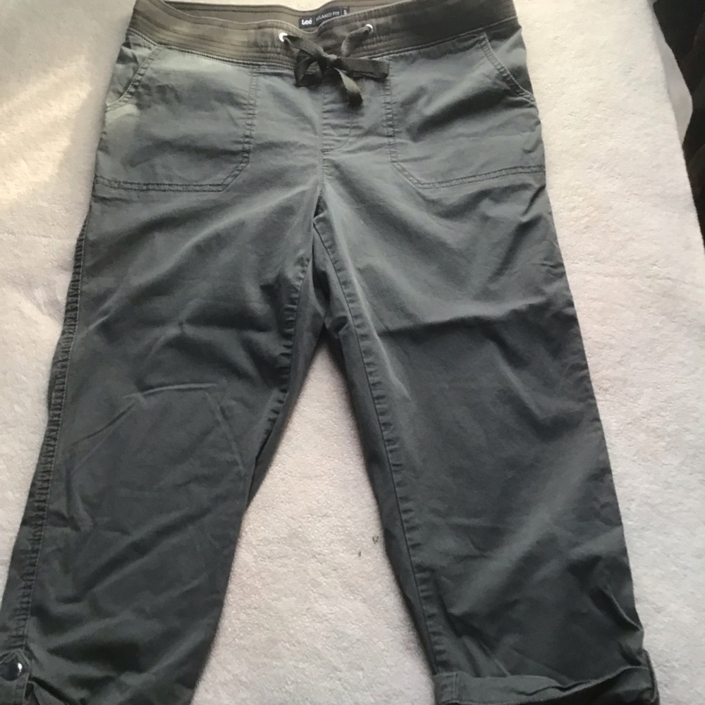 Lee Relaxed Fit 1889 12 women’s olive green Capri pants